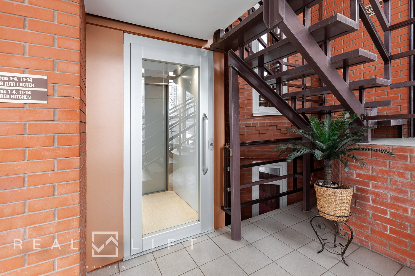 Современный лифт в интерьере здания